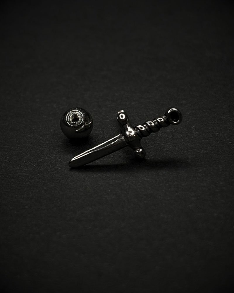 79 Dagger Drop Silver Labret Stud - Image 1